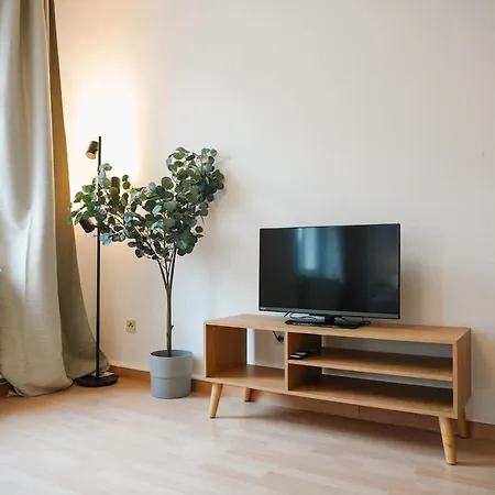 아파트 Lichtdurchflutete Altbauwohnung Direkt An Der Oder *